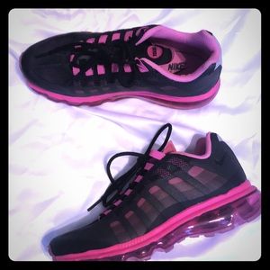 Black and pink Nike Tennis Shoes